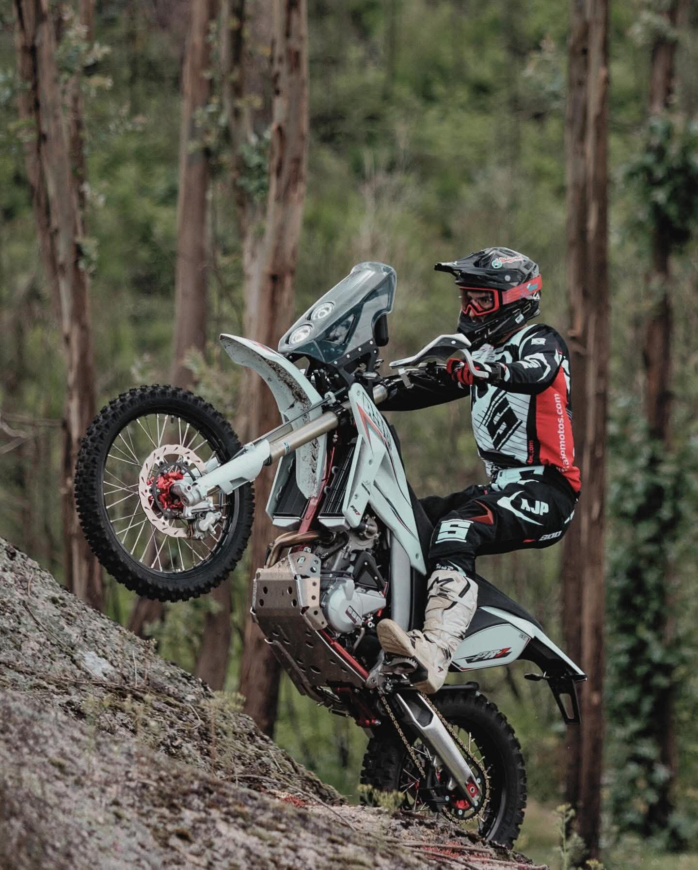 PR7 Adventure — wheelie na lesní cestě