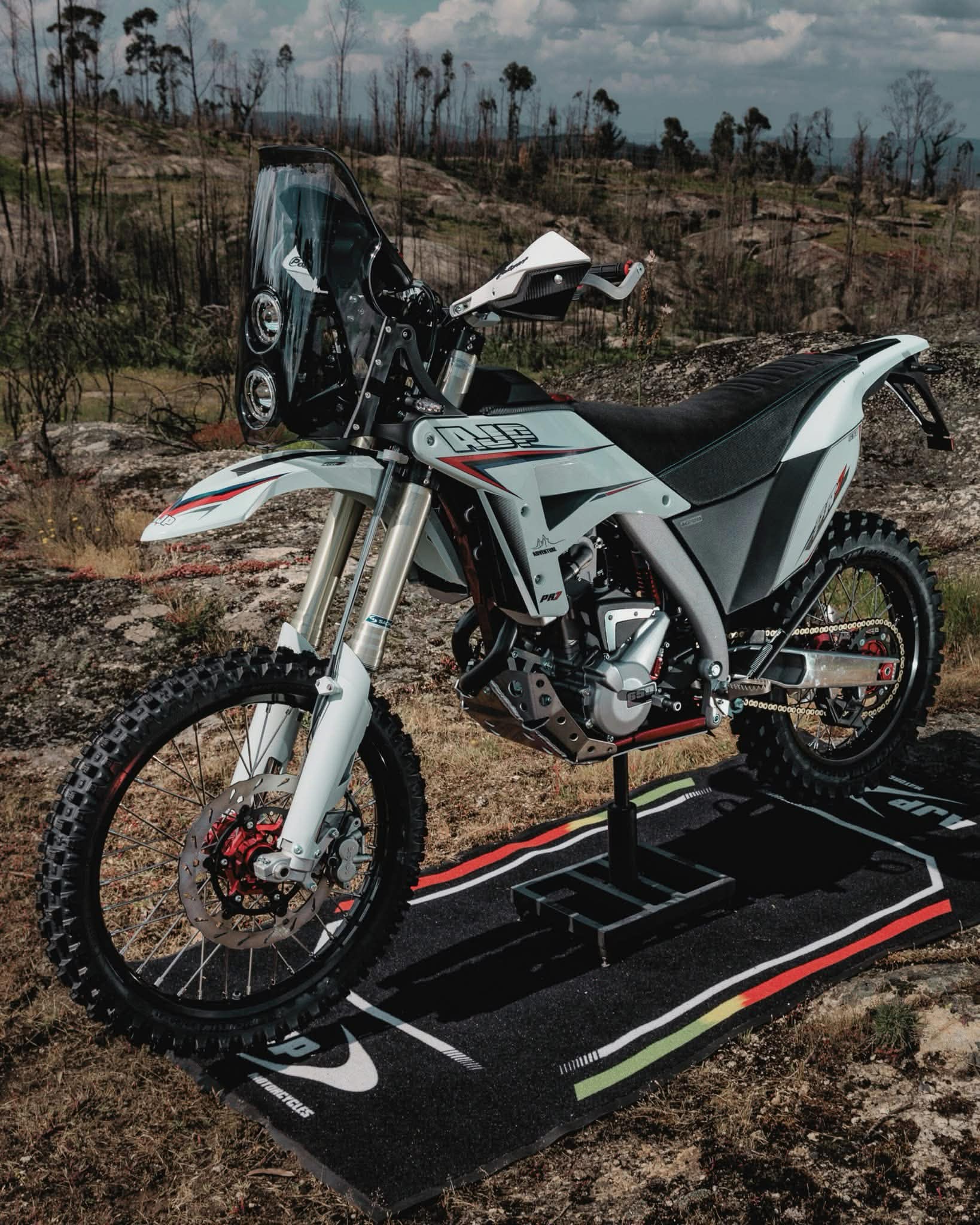 PR7 Adventure — parkování na podložce v terénu