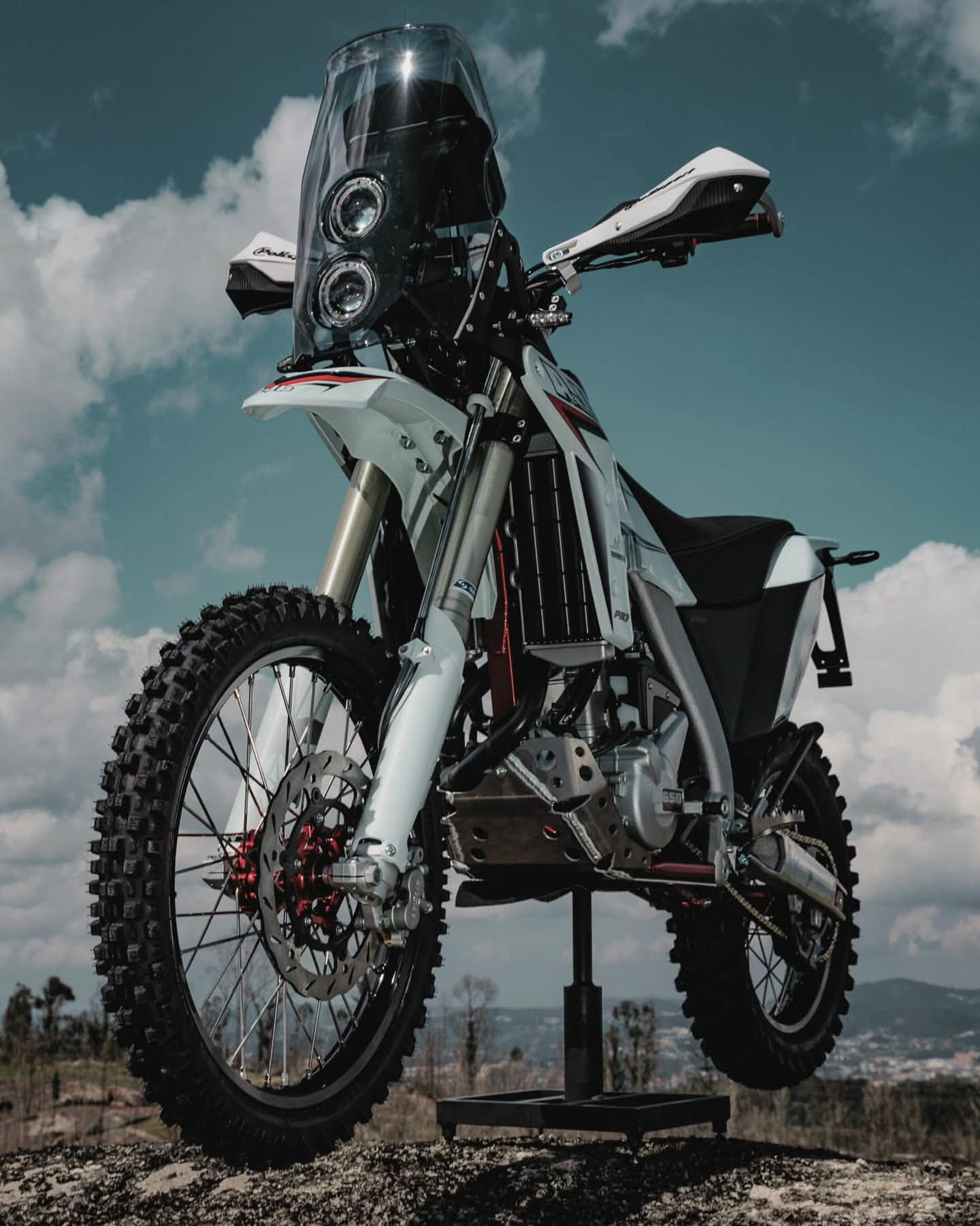 PR7 Adventure — nízký úhel, připravená vyrazit