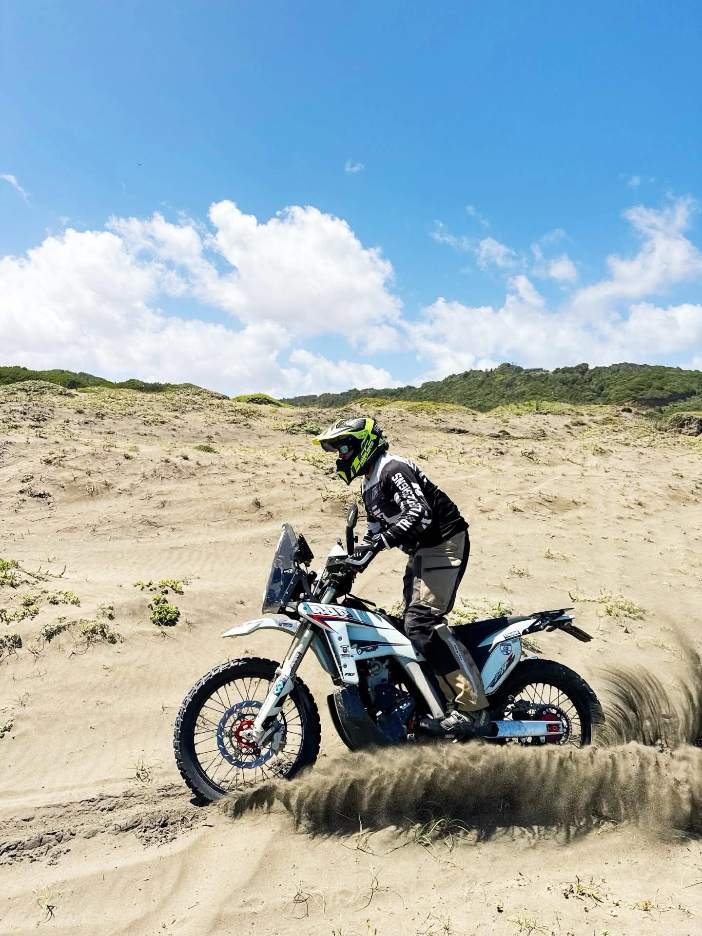 Driftování v písku s modelem PR7 Adventure