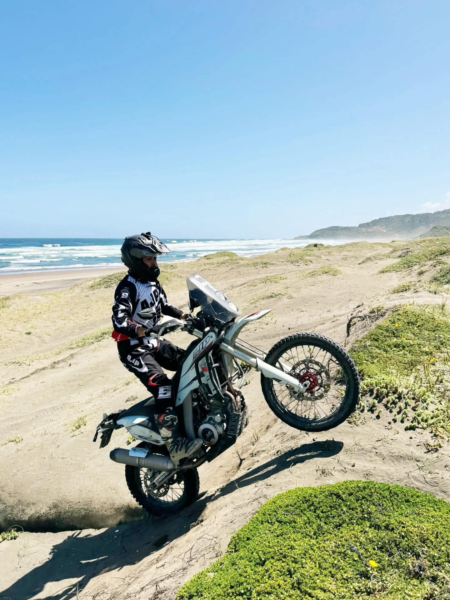 Vysoký wheelie na písečné pláži