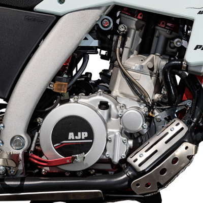 Technický detail AJP PR7 zdůrazňující motor a jeho konstrukci.